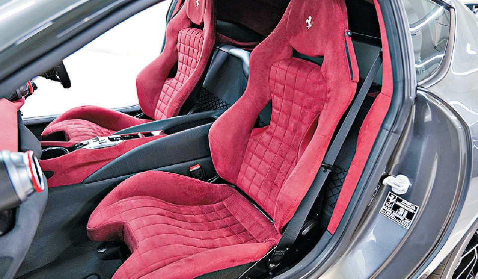 ■標準配以賽車化桶椅。