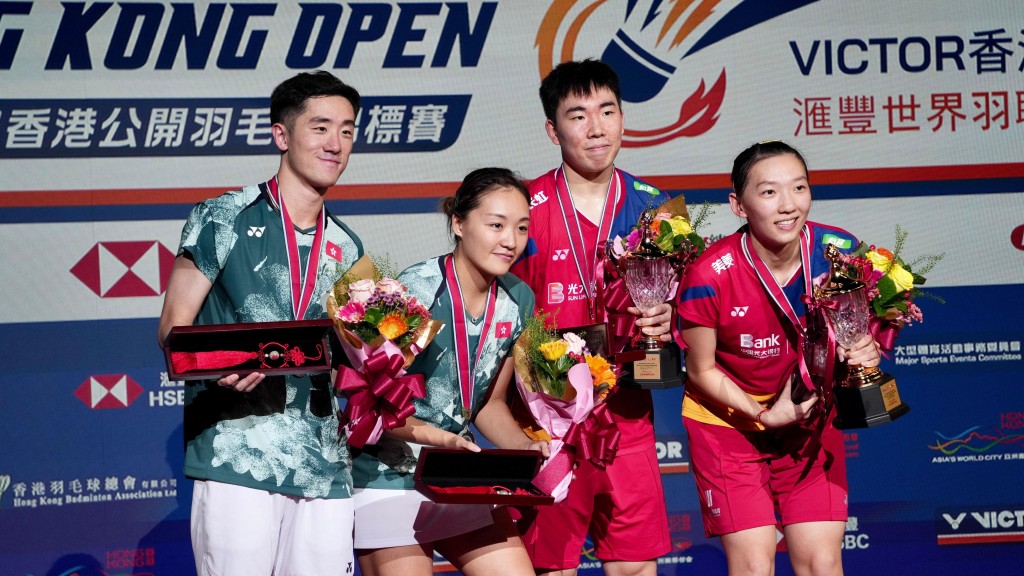 鄧俊文及謝影雪（左一及二），在港羽賽混雙決賽不敵國家隊組合摘銀。蘇正謙攝