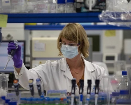 強生旗下藥廠新冠疫苗將在英國開啟第三期試驗。ap圖