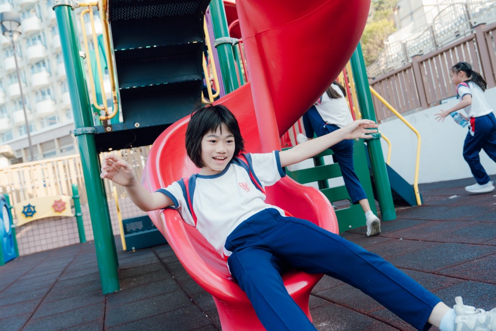 玩捉迷藏時，文欣喜歡躲在東灣公園的滑梯底下，減少被玩伴找到的機會。（圖片來源：《親子王》）