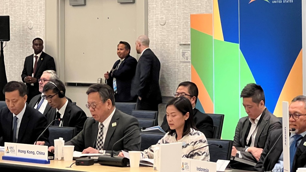 商務及經濟發展局局長丘應樺(前排左二)出席亞太區經濟合作組織貿易部長會議,在題為「支持多邊貿易制度」的討論環節發言。政府新聞網圖片