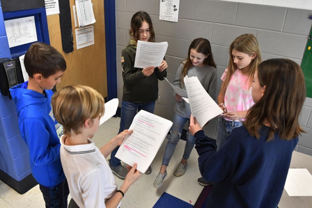 美國肯塔基州一間小學的學生在排練ChatGPT撰寫的戲劇。  美聯社