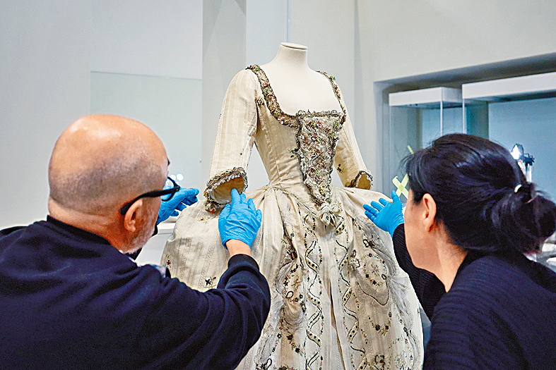 香港故宮文化博物館與巴黎裝飾藝術博物館的布展團隊一起安裝一件18世紀法國女性貴族宮廷禮服。