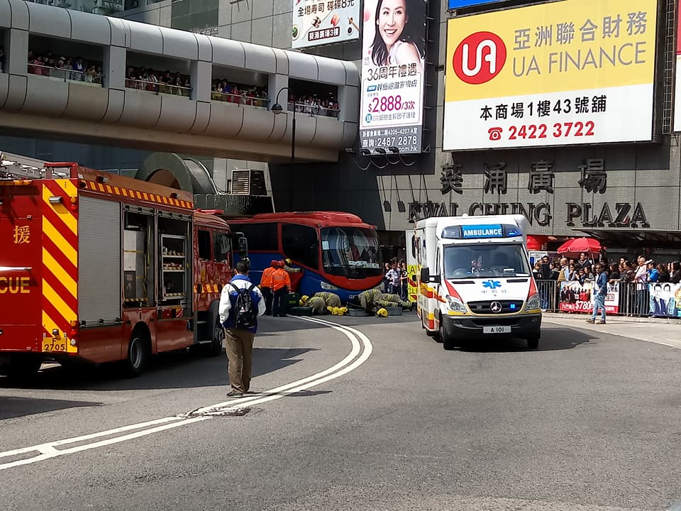 救護車及消防戒備。網民Andy Ngan攝