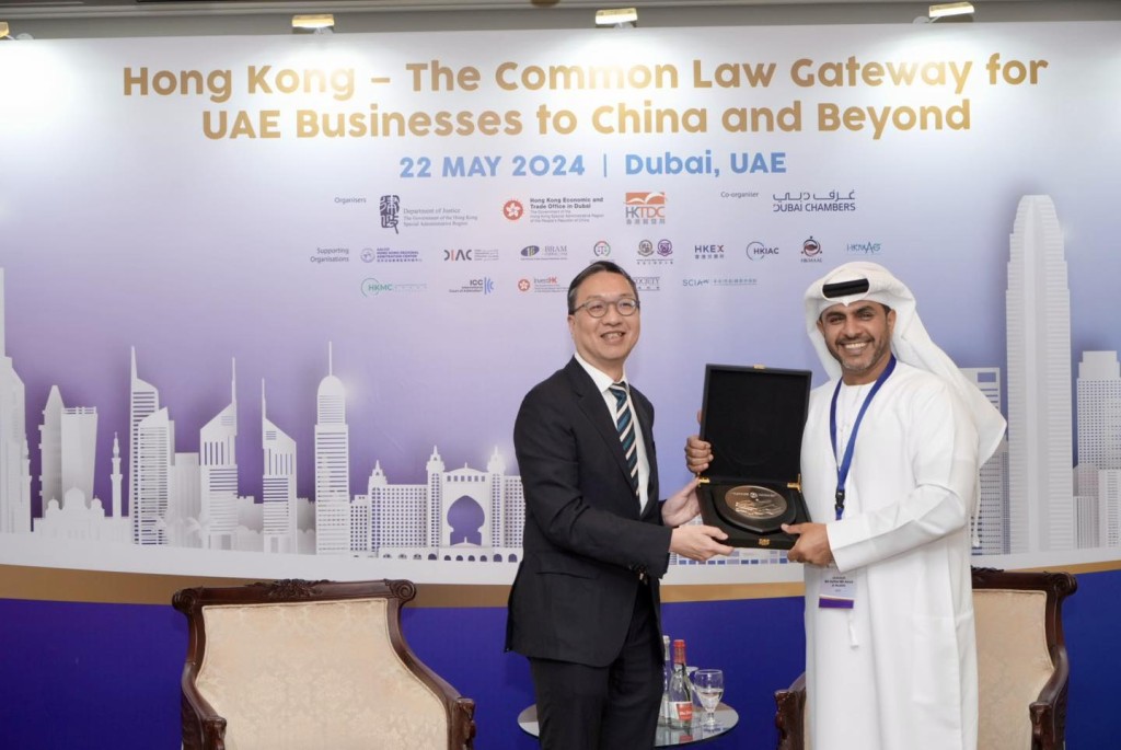 律政司司长林定国所率领的代表团来到阿联酋迪拜。