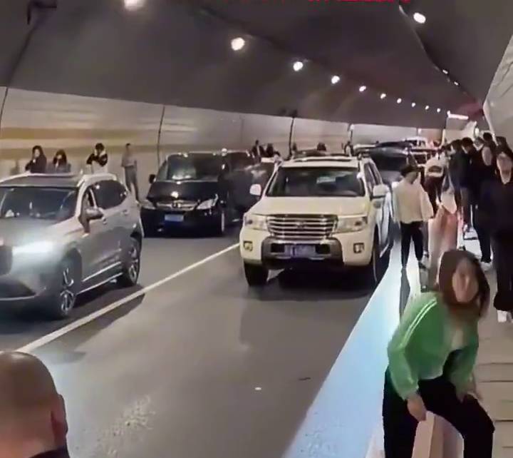 春運隧道塞車,旅客站車頂開「演唱會」。 資料影片截圖 春運隧道塞車,旅客站車頂開「演唱會」。 資料影片截圖