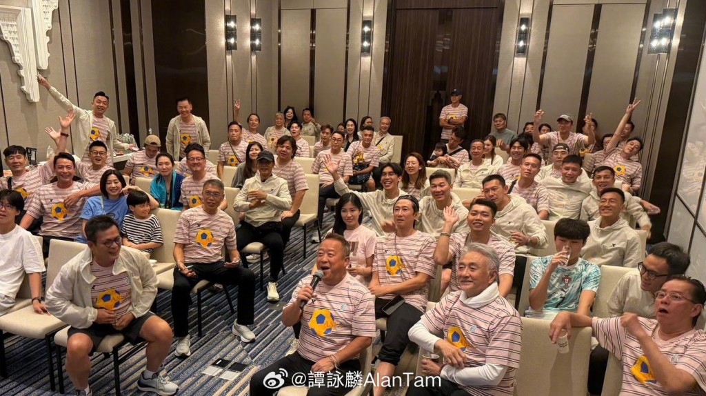 明星足球隊集齊三代成員,氣氛熱烈。 明星足球隊集齊三代成員,氣氛熱烈。