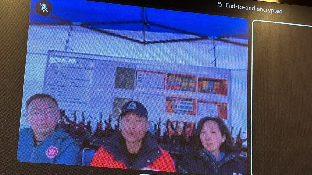 香港救援队指挥官于文阳(中)对成功救出3名生还者感到非常振奋和鼓舞。(刘汉权摄)