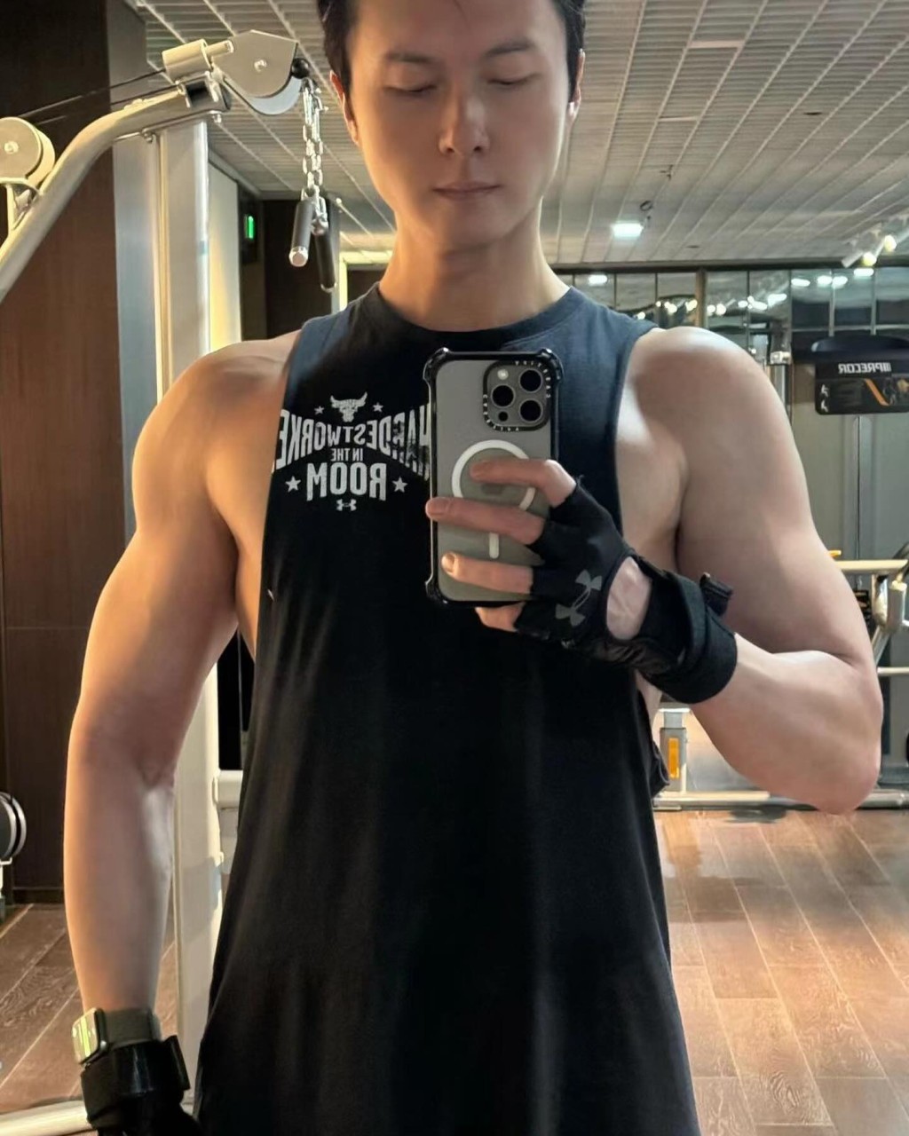 王浩信昨晚（2月29日）在IG上载晒肌肉照片，揭露自己坚持健身的「专一」一面。