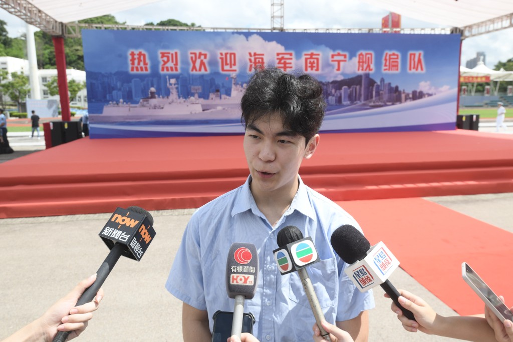 Lucas說,今次再次近距離接觸軍艦覺得很有觸動及對學習公社科很有幫助。 Lucas說,今次再次近距離接觸軍艦覺得很有觸動及對學習公社科很有幫助。