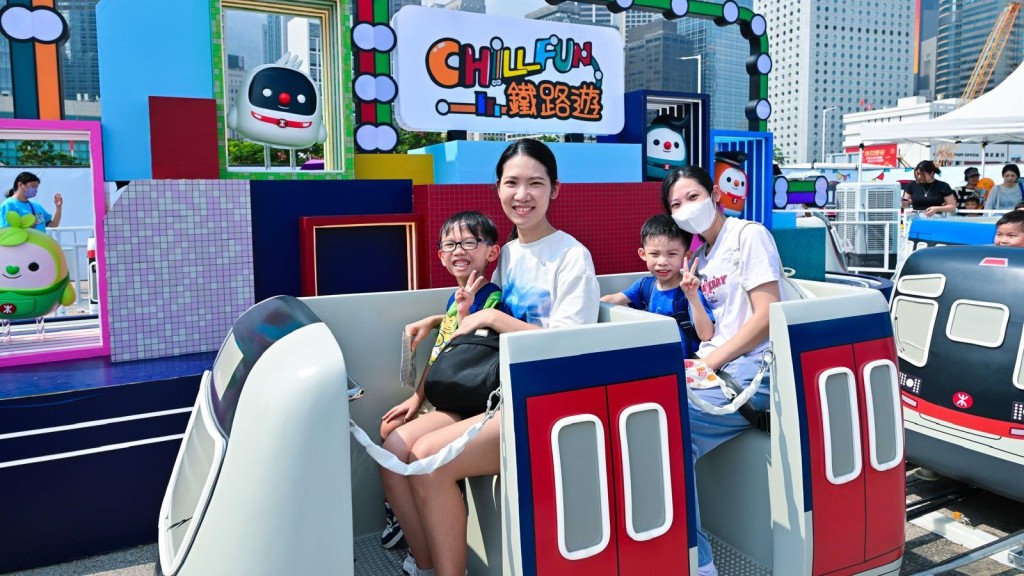 港鐵「Chill Fun鐵路樂園」今早開展周六及周日的預約場次,入場的巿民必須持有透過MTR Mobile預約的二維碼入場券,按時於指定時段入場。