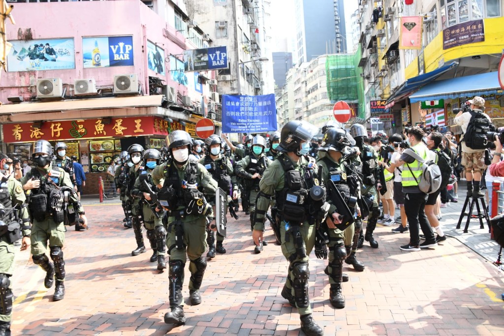 警方警告示威者散去。