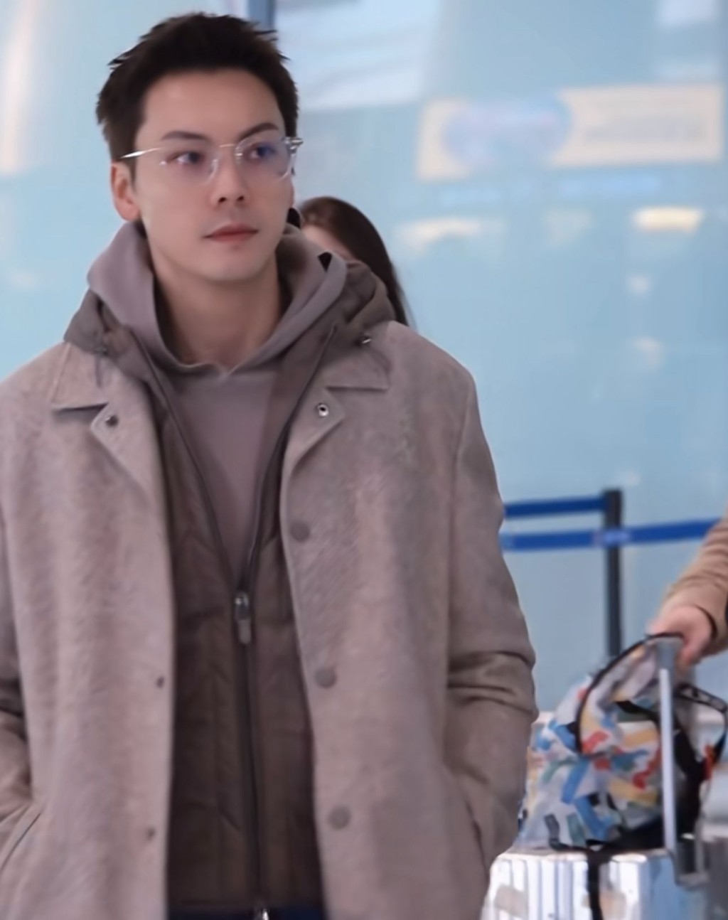 陳偉霆現身機場接機，引起哄動。