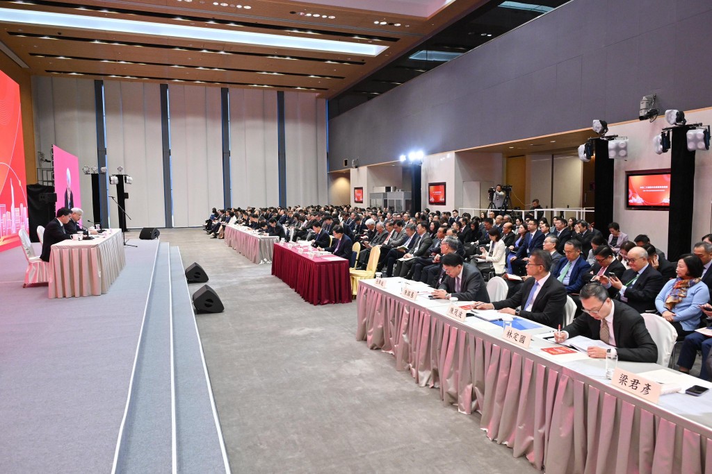 宣講會上兩位專家以深入淺出的方式，對《「十五五」規劃建議》的核心要義和豐富內涵進行了全面解讀。羅淑佩fb圖片