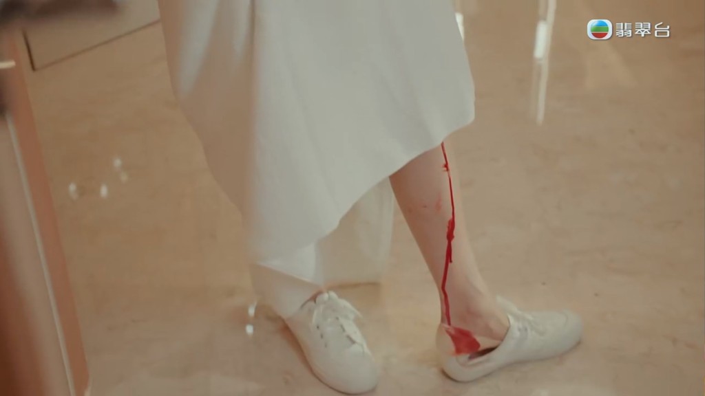 镜头更拍出“KK”陈星妤经血直流到小腿的画面。