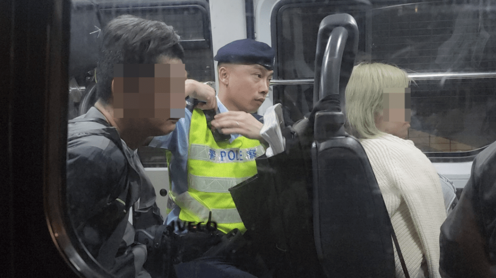 涉案男女由警車帶返警署調查。黎志偉攝 涉案男女由警車帶返警署調查。黎志偉攝