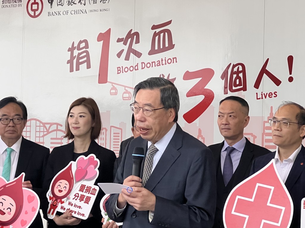 立法会主席梁君彦表示，立法会今年第二度举办捐血日，很特别是首次出动流动捐血车。郭咏欣摄
