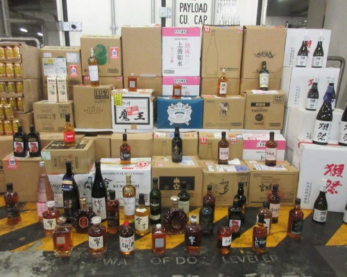 海關檢獲3730支走私清酒及550支走私烈酒。 海關圖片