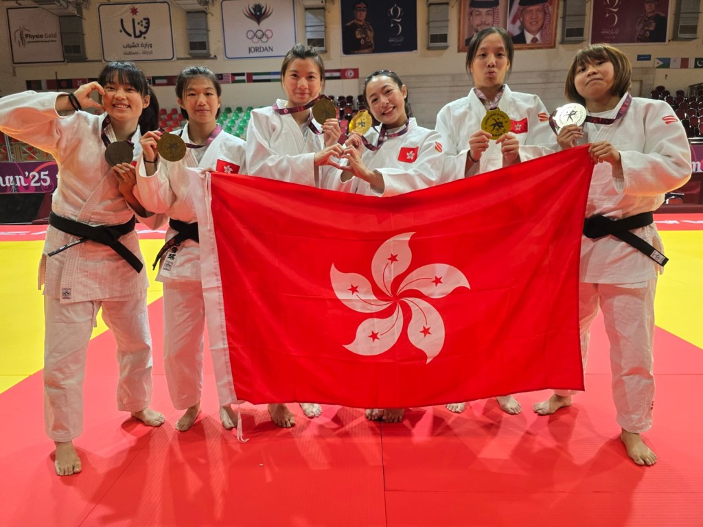 亞洲盃青年錦標賽 港隊女將全員獲獎。 亞洲盃青年錦標賽 港隊女將全員獲獎。