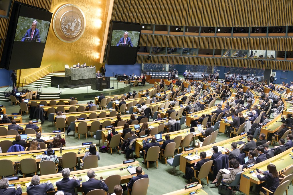 联合国大会召开特别会议，辩论及表决呼吁「公正持久和平」的决议案。AP