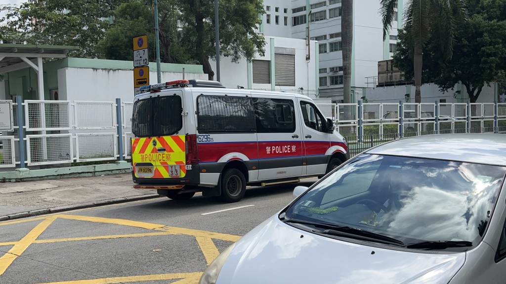 警方到場兜截賊人。 警方到場兜截賊人。