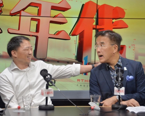 田北辰及胡志偉出席電台節目。
