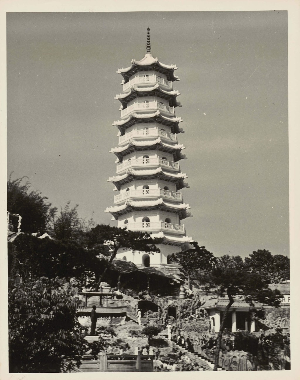 約1959年七層高的白塔是虎豹別墅的一部分。圖片：政府檔案處