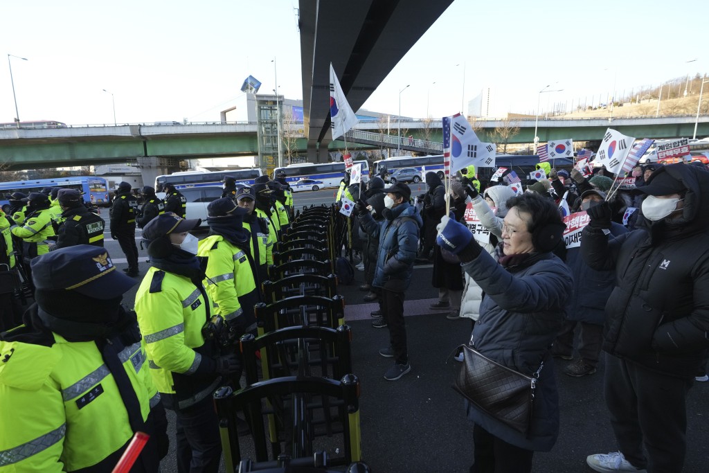 尹錫悅支持者在總統官邸外阻撓拘捕尹錫悅。美聯社