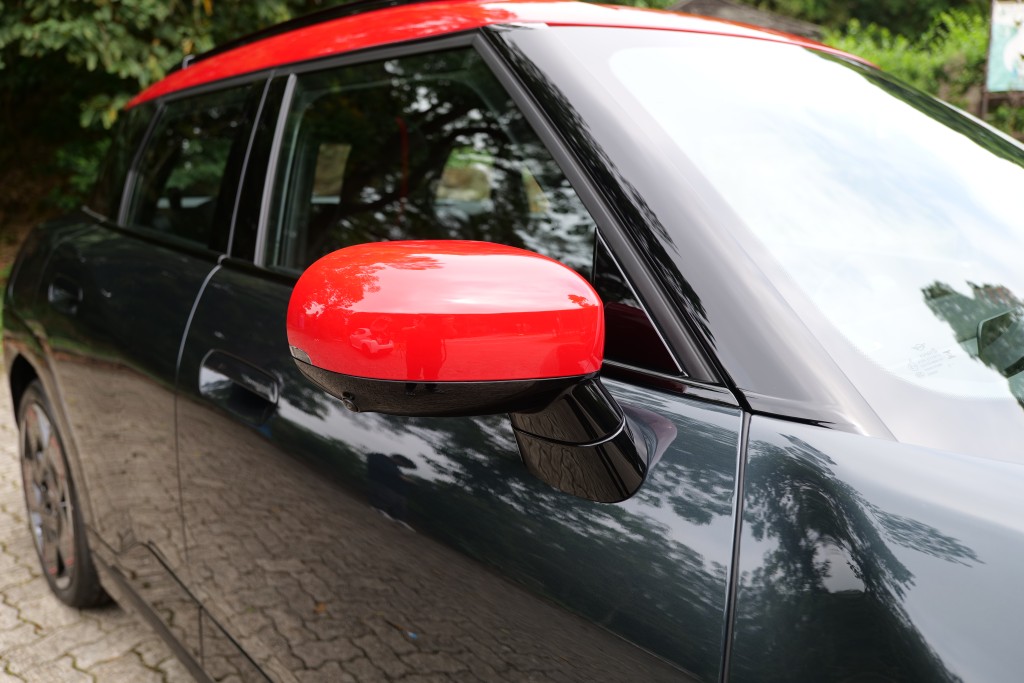 MINI JCW Aceman E (J05)性能版配上專用Chili Red紅色車頂、側鏡及車花貼紙