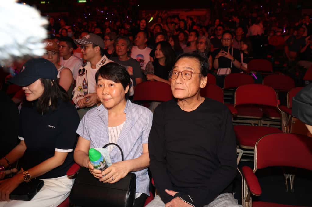 梁家輝與太太江嘉年拍拖睇演唱會。 梁家輝與太太江嘉年拍拖睇演唱會。