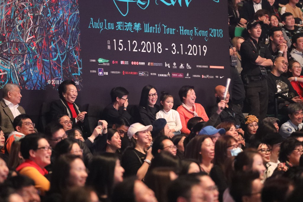 劉德華父親（最後排左一）上次被傳媒公開拍到是2018年劉德華的演唱會，在台下與新抱及孫女坐同行。
