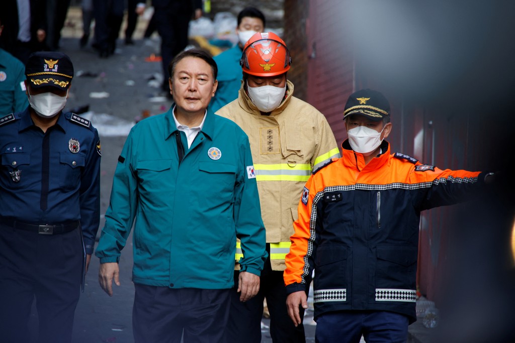 韓國總統尹錫悅在首爾萬聖節活動人踩人事發現場視察。AP
