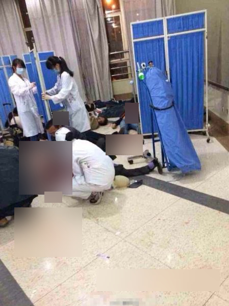 昆明火车站恐袭导致大量民众受伤，救护人员要在现场即时抢救伤者。新华社