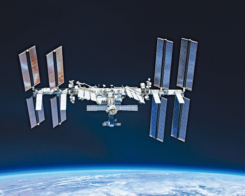 太空总署指国际太空站（图），受俄罗斯导弹击中旧卫星形成的「碎片云」危及。