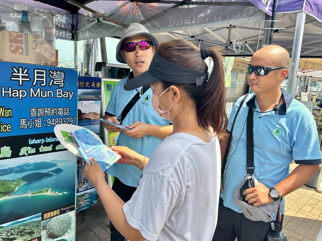 漁護署已派人勸喻市民及載客船隻負責人不要出海「追鯨」。陳國基FB圖片