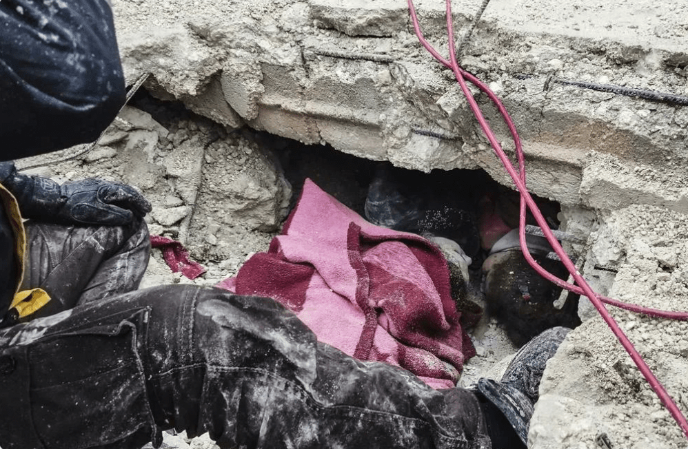 叙利亚民防成员在叙利亚阿夫林一座被毁建筑物的废墟下搜寻人员。AP
