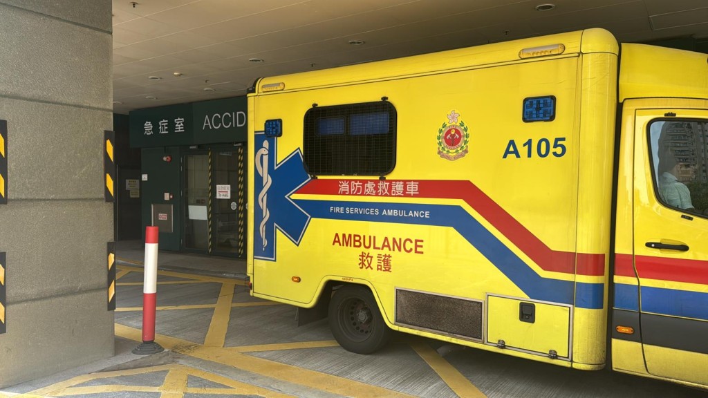 3个月大婴儿由救护车送往明爱医院治理。曾志恒摄