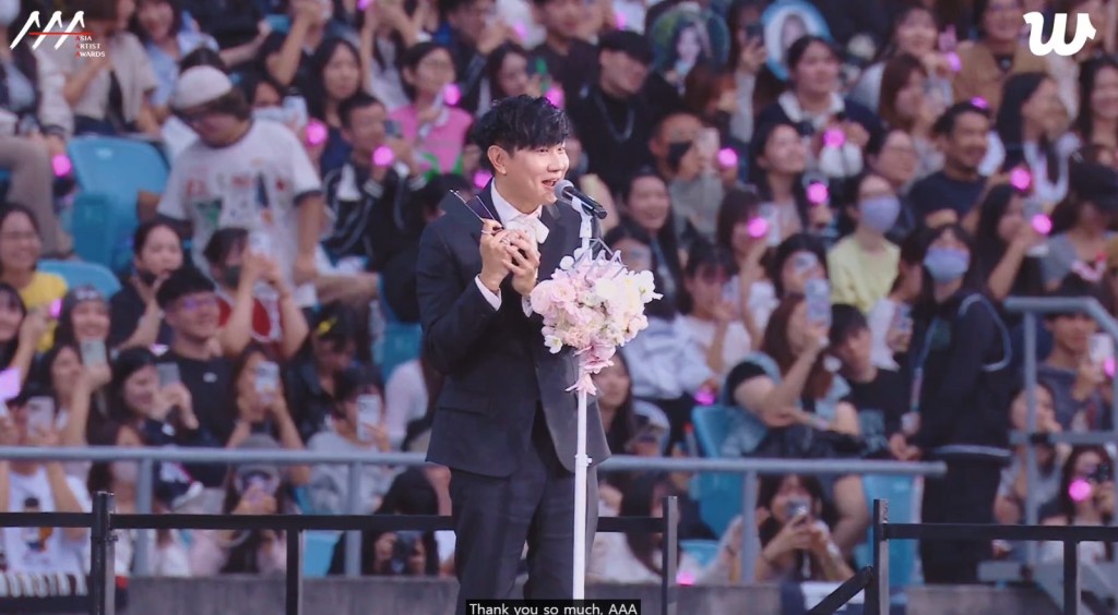 JJ林俊傑同樣擸走Best Artist和Asia Star兩項大獎。（微博圖片）