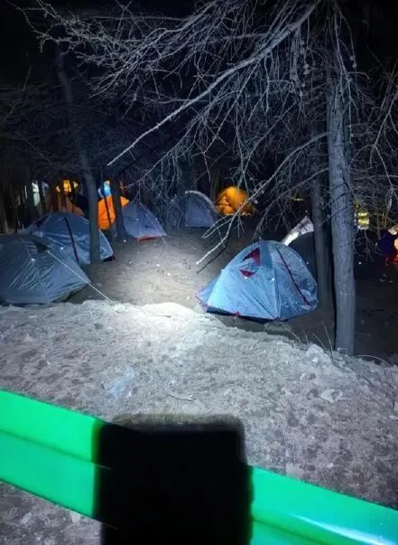 山西五台山周末突出现大风雪，有游客被困。《大河报》