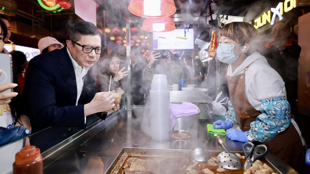 鄧炳強到廟街夜巿狂掃小食。鄧炳強FB圖片