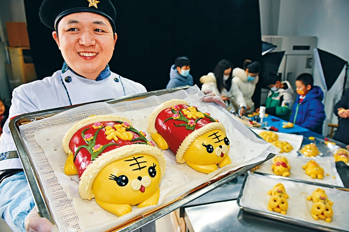 傳統麵食職人在青島展示金虎花餑餑。（新華社資料圖片）