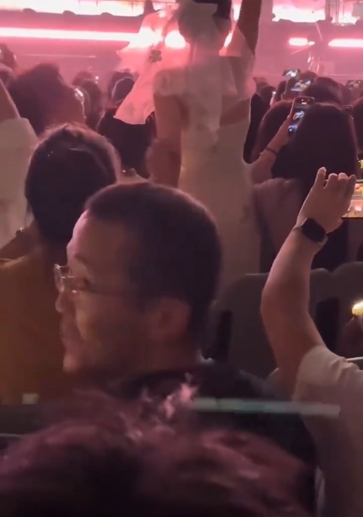 情侶在演唱會進行求婚,卻因阻礙其他觀眾而被要求坐下。微博@石頭斷情絕愛版 情侶在演唱會進行求婚,卻因阻礙其他觀眾而被要求坐下。微博@石頭斷情絕愛版