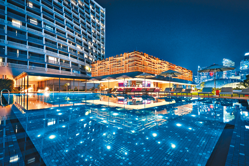 ●酒店泳池安裝了千多盞LED燈，晚上亮燈後美如璀璨星空。