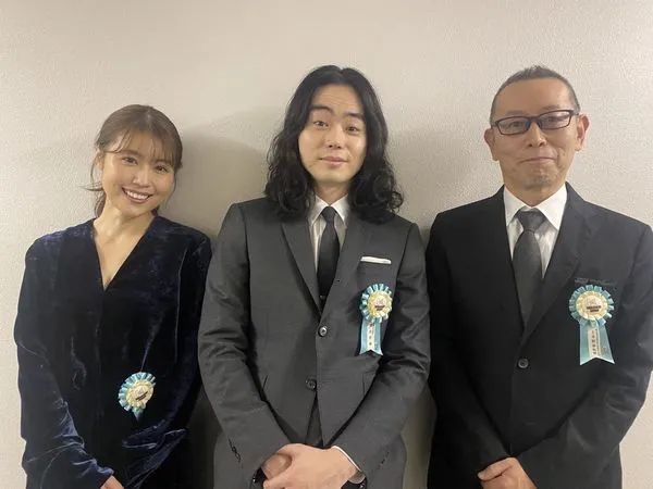 (左起)有村架纯、菅田将晖及《她》片导演土井裕泰盛装出席TAMA电影奖。