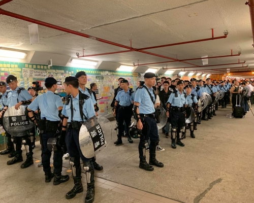 逾百防暴撕涉警員資料標貼。Lau Shuk Ching‎圖片