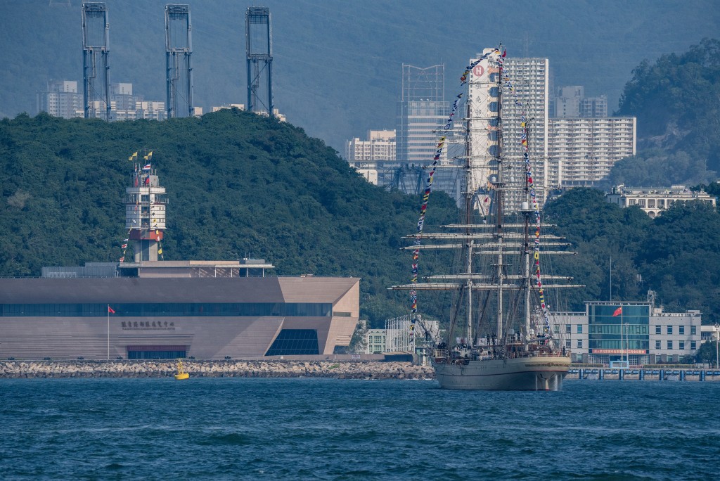 「破浪號」進入維港，由解放軍駐港部隊宿遷艦領航，駛至駐港部隊昂船洲軍營停靠。中新社