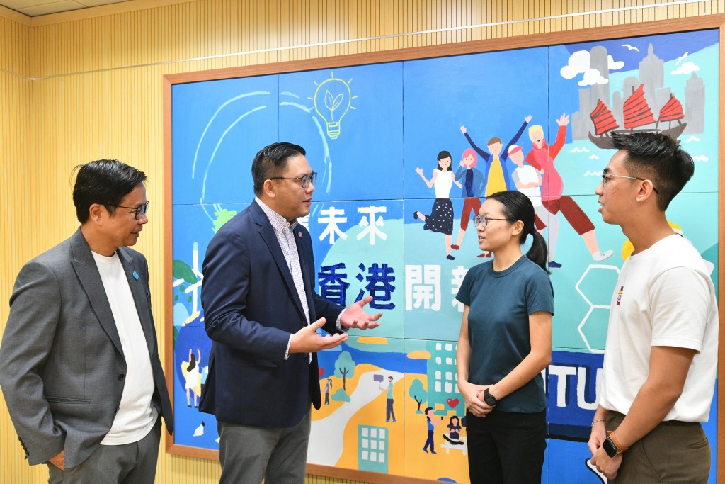 民政及青年事务局副局长梁宏正（左二）及新任青年专员陈瑞纬（左一）。卢江球摄