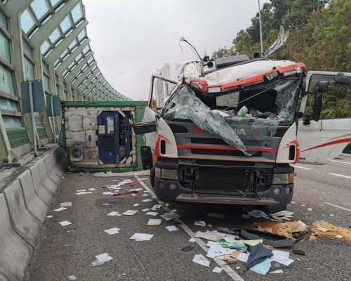 失事貨櫃車損毀嚴重