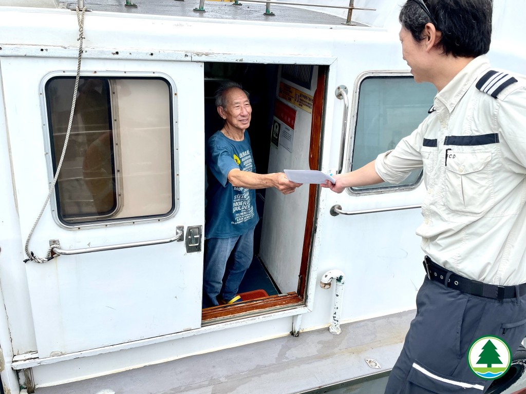 渔护署强烈劝喻市民切勿乘船出海观看或追踪鲸鱼。渔护署FB