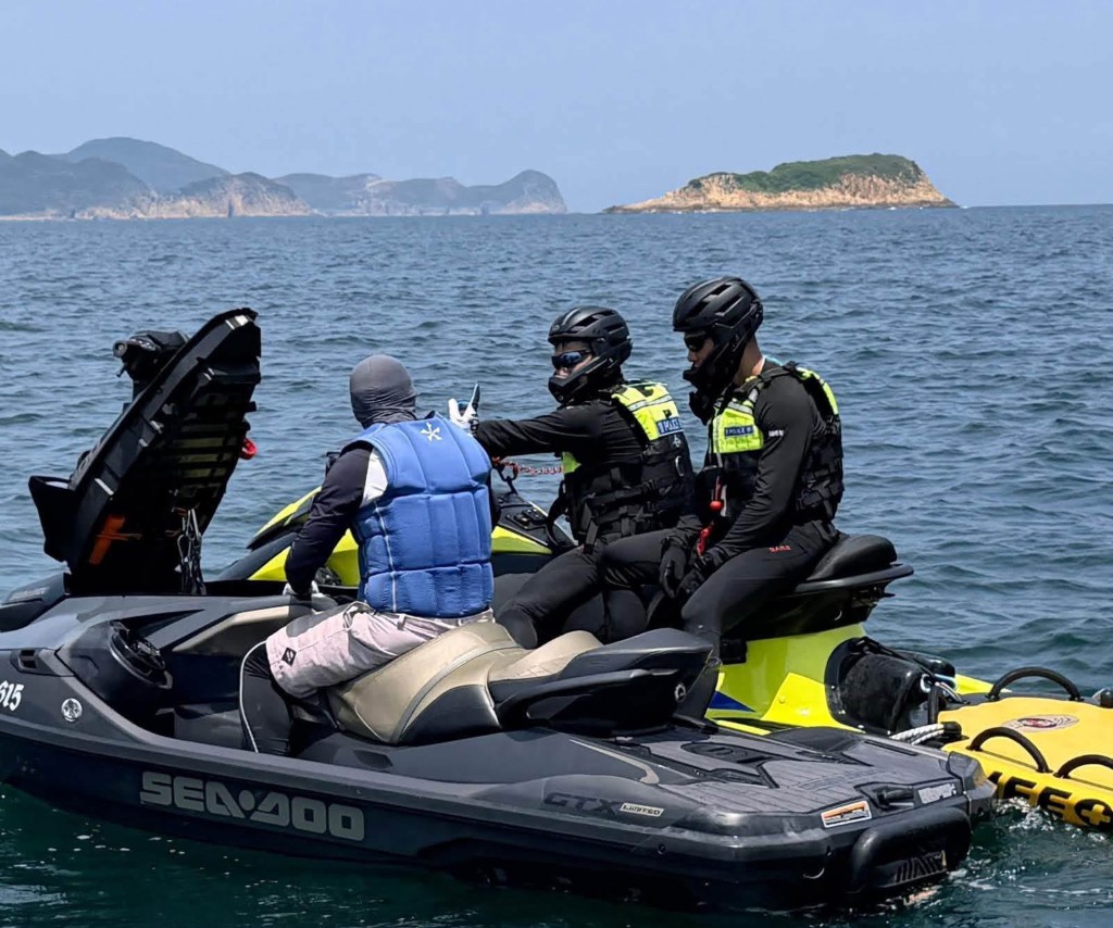 水警人員提醒正進行水上活動的市民注意安全。